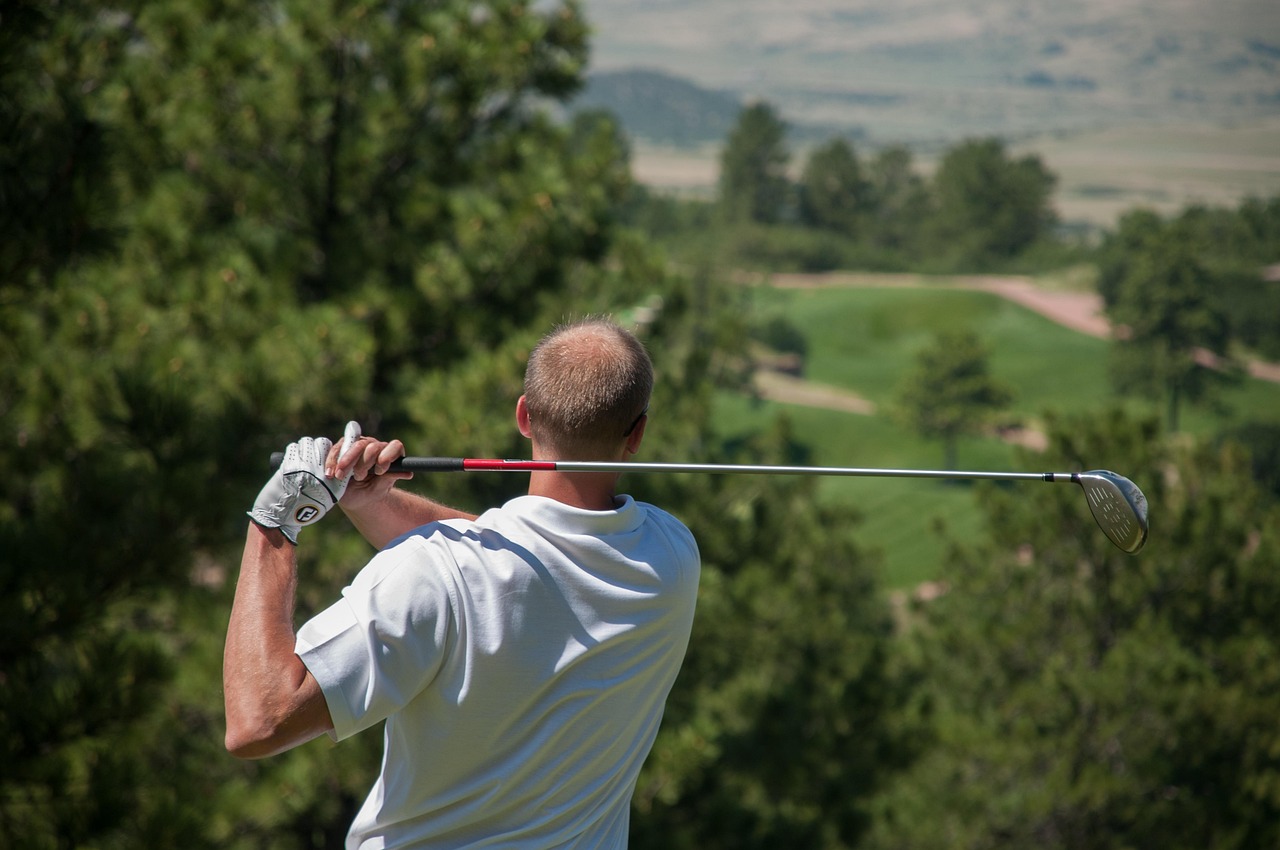 Golfer bei einem kontrollierten Abschlag auf dem Golfplatz