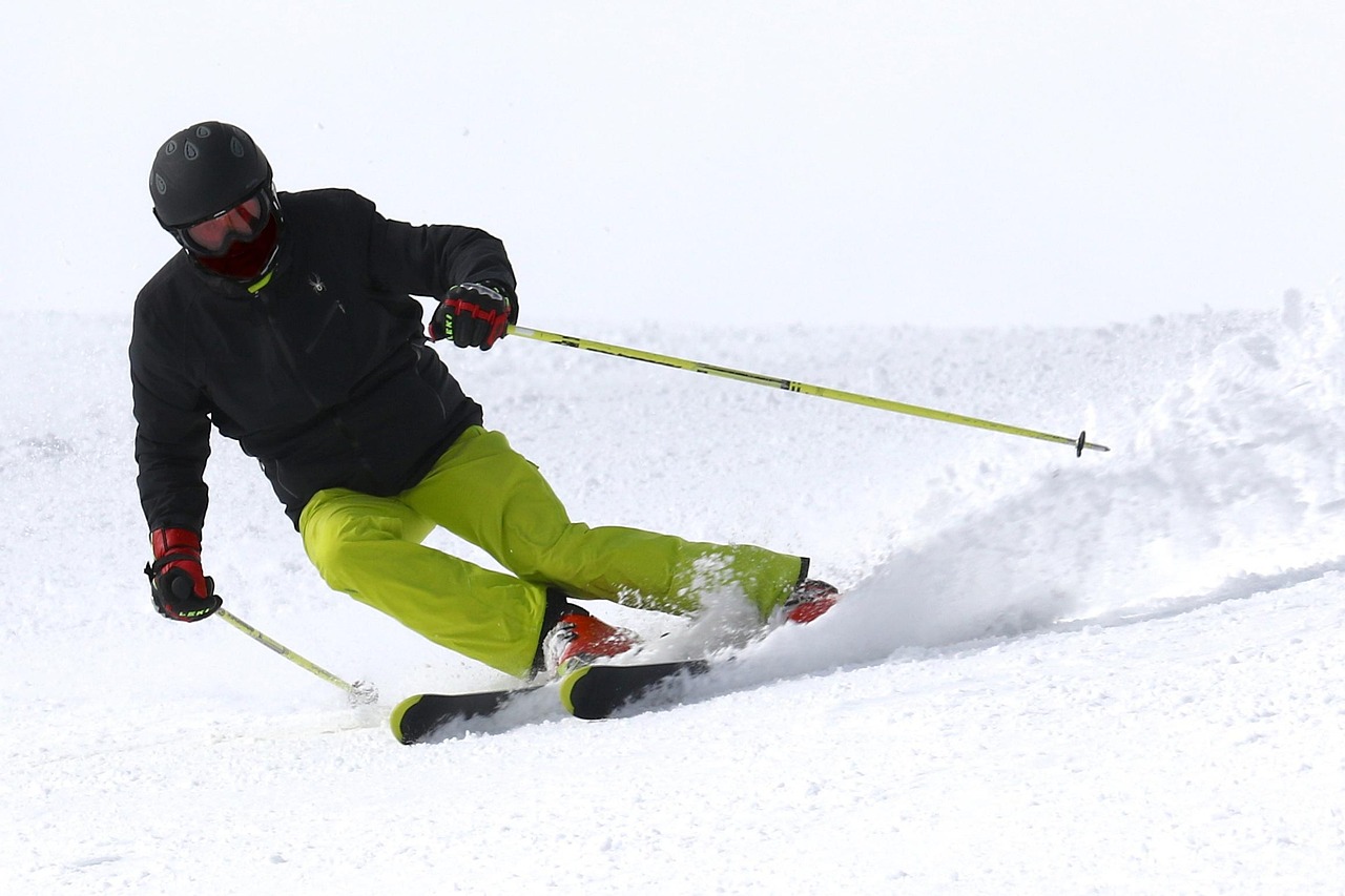 Skifahrer auf einer präparierten Skipiste
